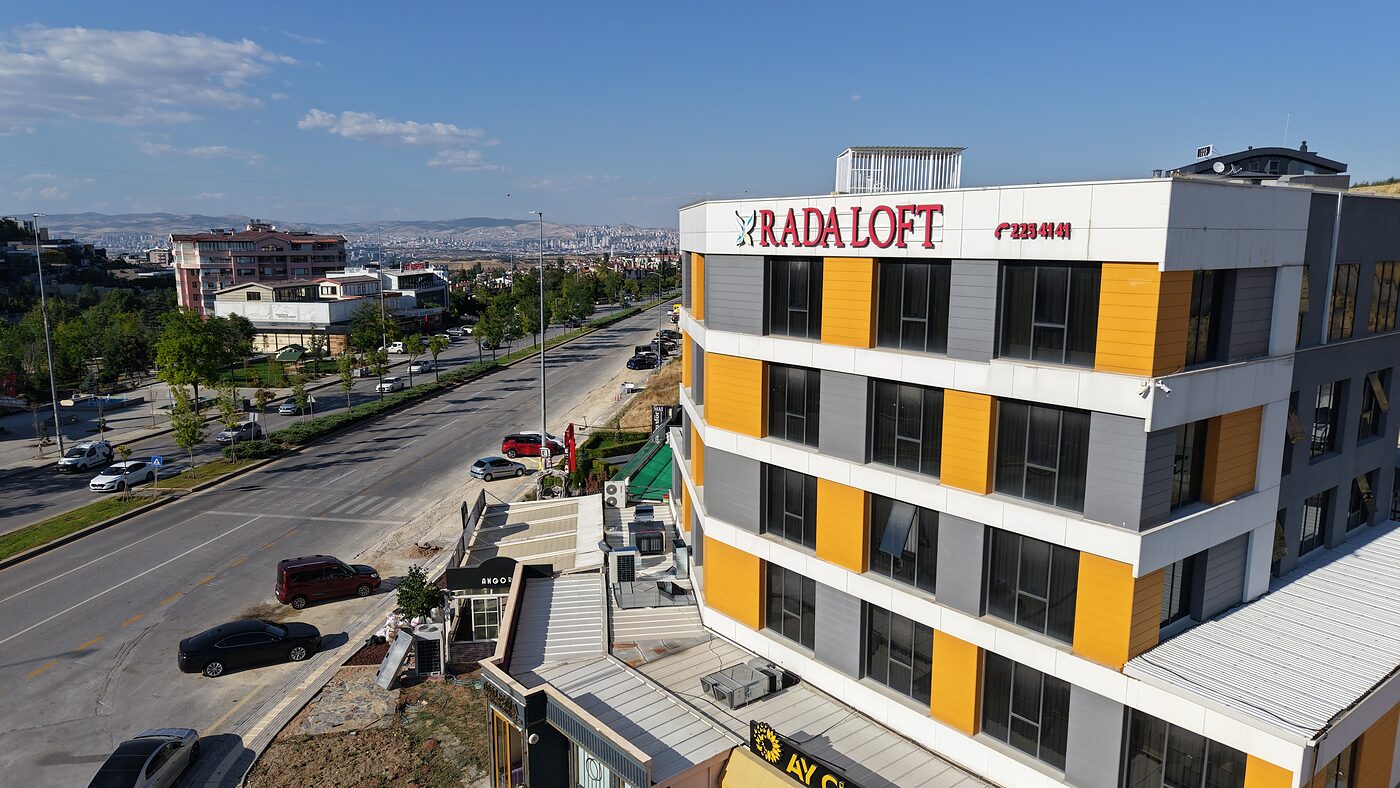 Angora Öğrenci Yurdu — bina cephesi ve ana cadde