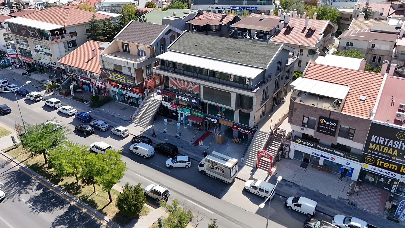 Ümitköy Erkek Öğrenci Yurdu — bina ve çevresinin havadan görünümü