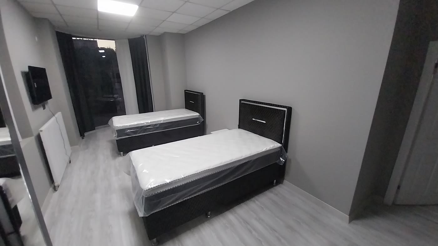 Öğrenci odası — pencere kenarı çalışma alanı