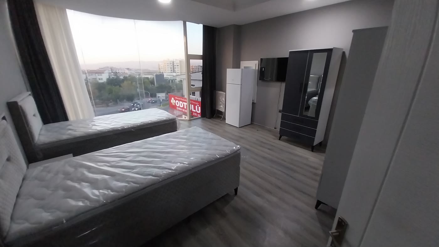 Öğrenci odası — yatak, gardırop ve buzdolabı